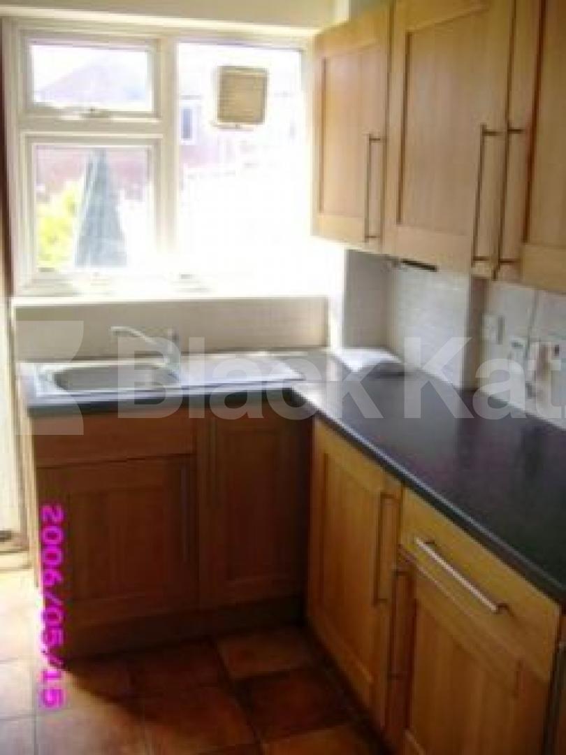 			2 Bedroom, 1 bath, 1 reception Terraced House			 Poplar Grove, FRIERN BARNET N11